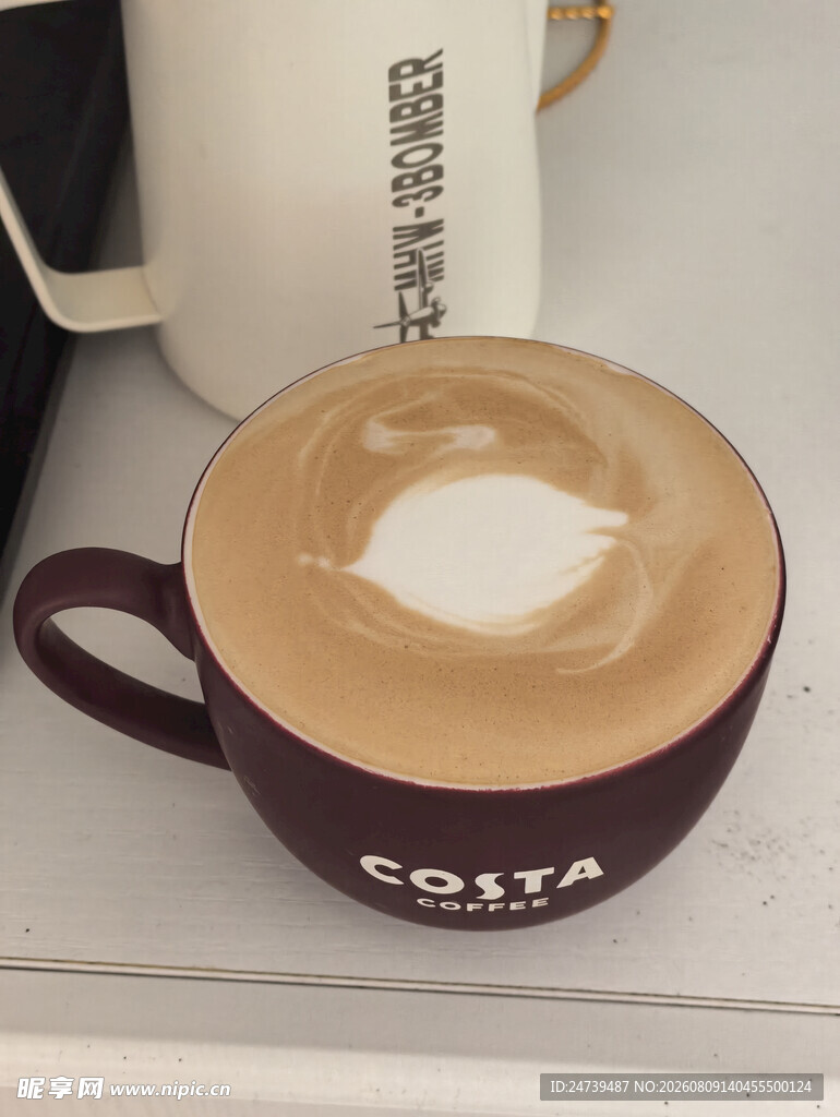 紫色咖啡杯中的拉花咖啡