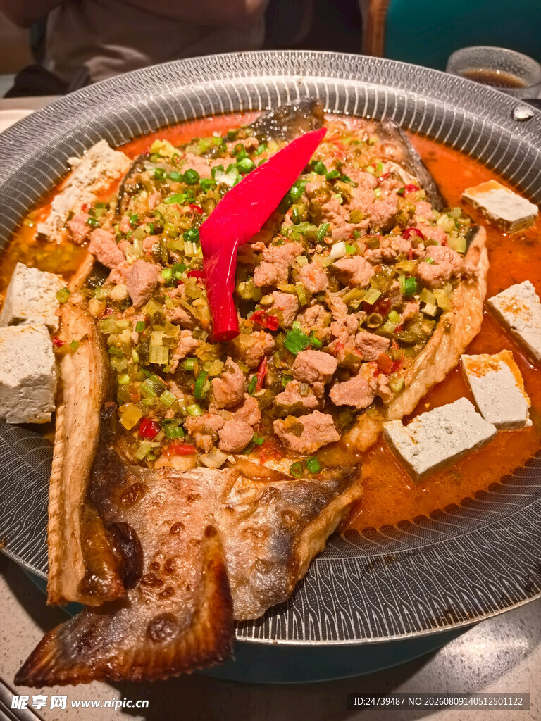 美味烤鱼搭配丰富食材