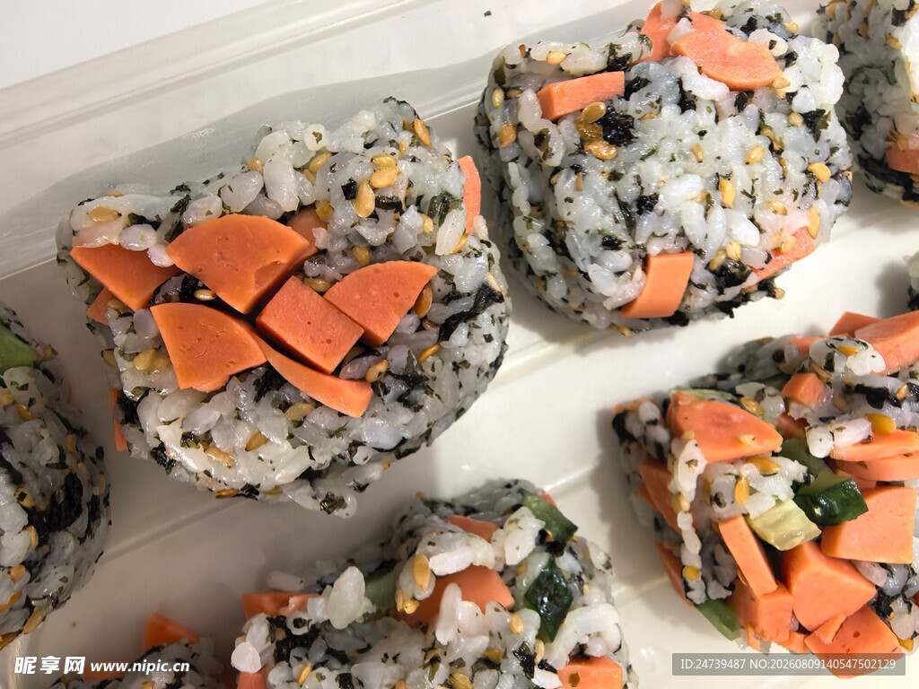 胡萝卜碎点缀的美味饭团