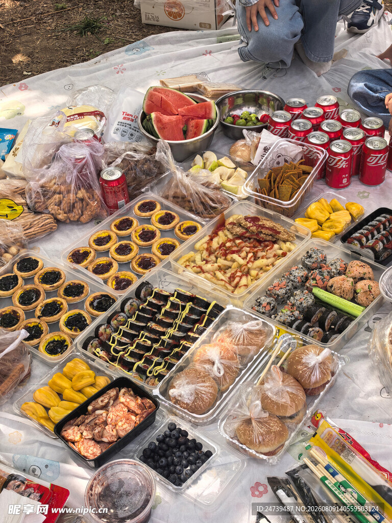 丰盛多样的美味零食拼盘