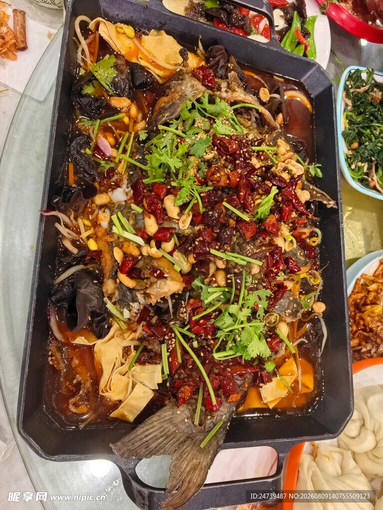 美味香辣烤鱼诱人上桌