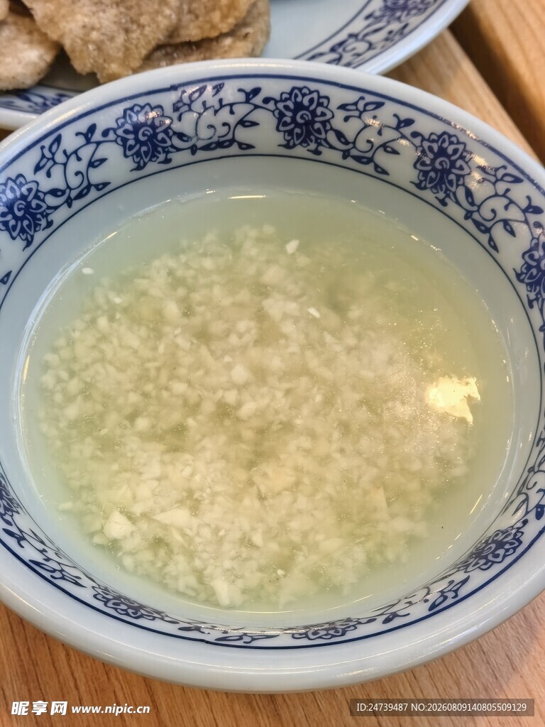 青花瓷碗中的蒜泥汁