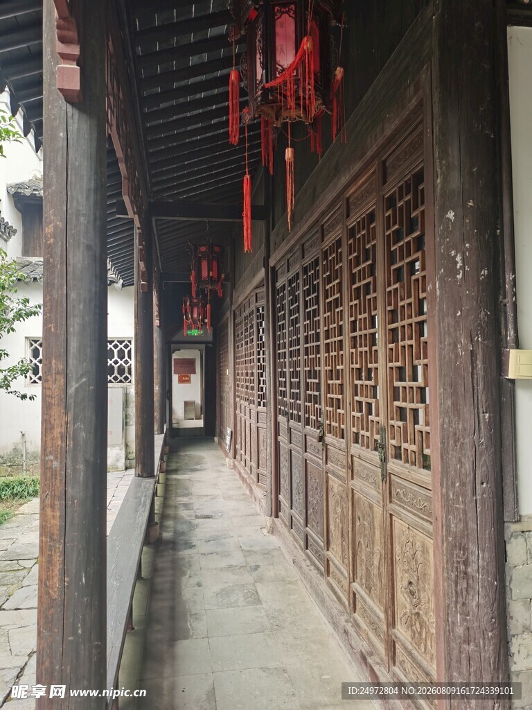 古廊檐下红灯笼装点