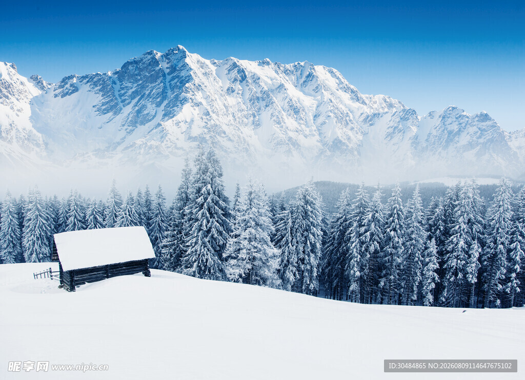 雪野长椅与远处雪山美景