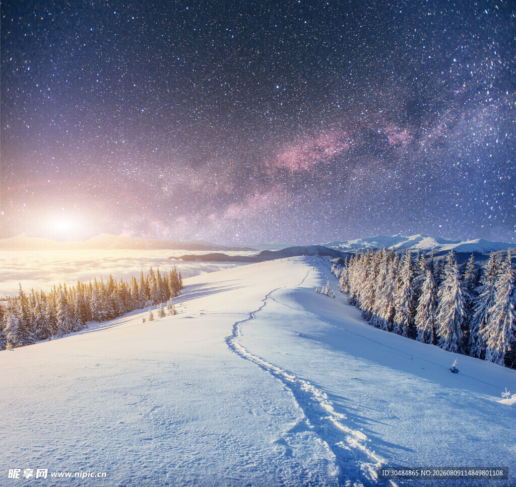 雪野星空下的静谧冬日之路