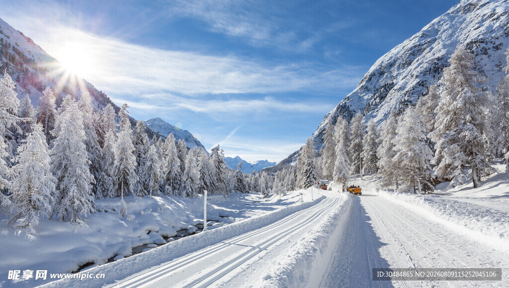 冬日雪覆山路美景