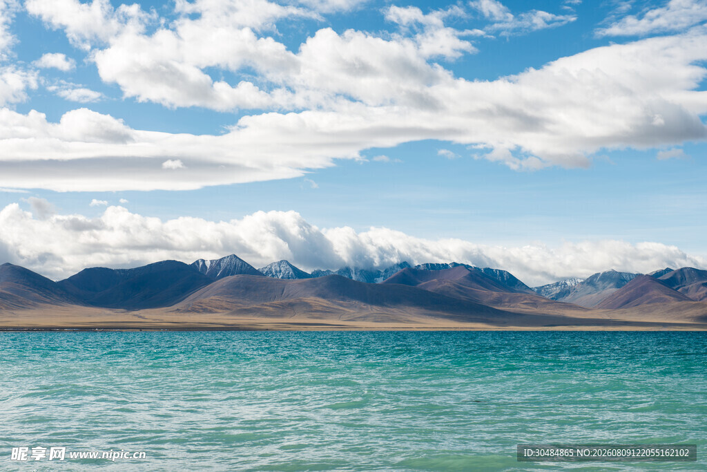 湛蓝湖水映雪山美景