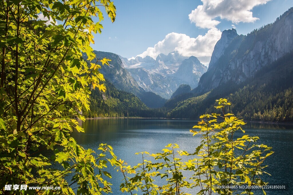 湖畔青山美景
