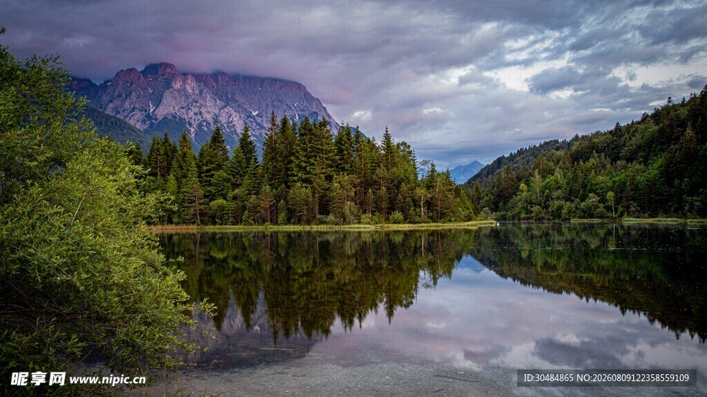 山间湖畔美景