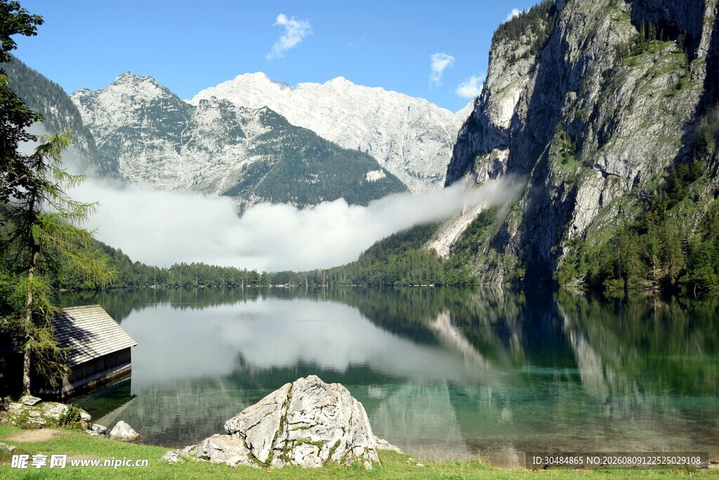 高山湖泊美景如画