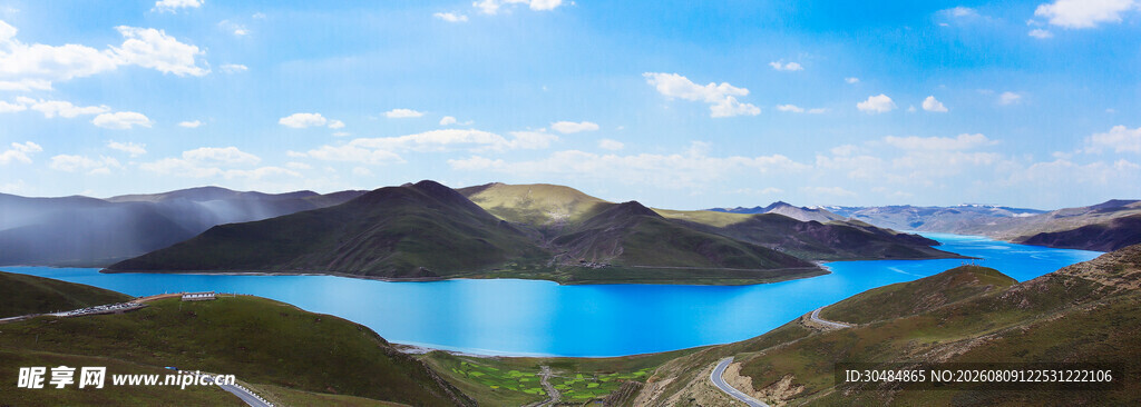 高山环抱中的蓝色湖泊