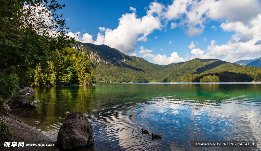 秀丽湖景与周边山林风光