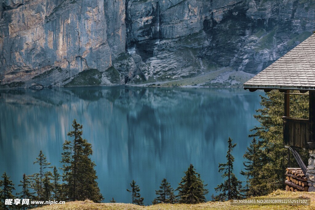 湖畔小屋旁的秀丽山水景色