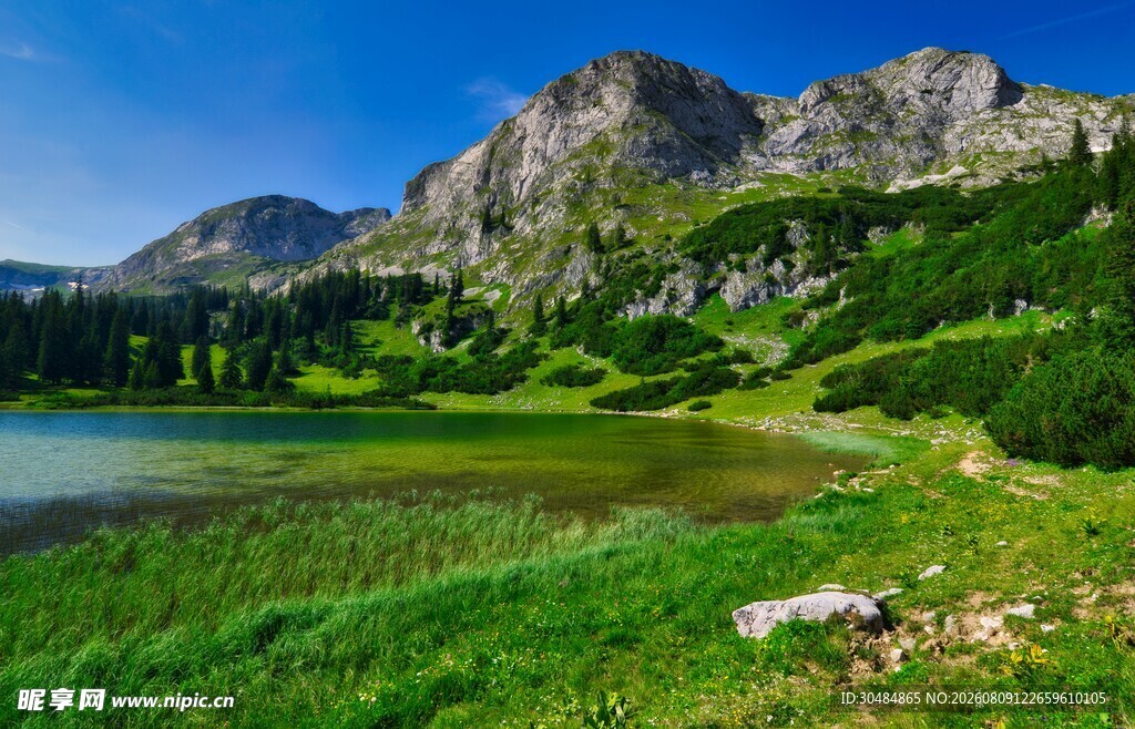 高山湖畔美景