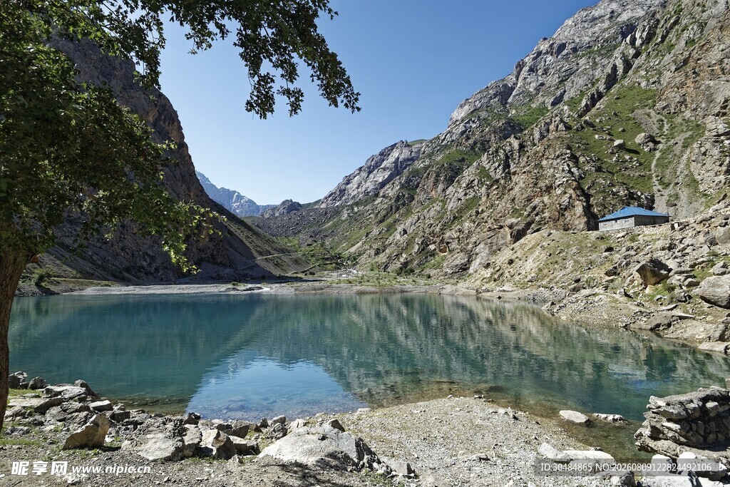 山间幽蓝湖泊美景