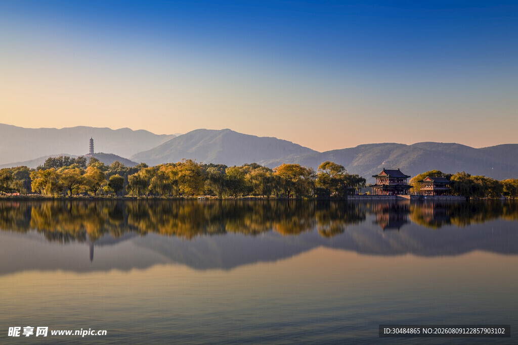秋日湖畔美景倒映