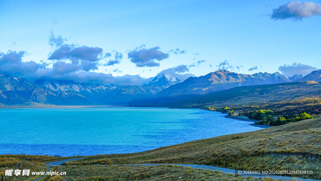 美丽湖景与远山风光