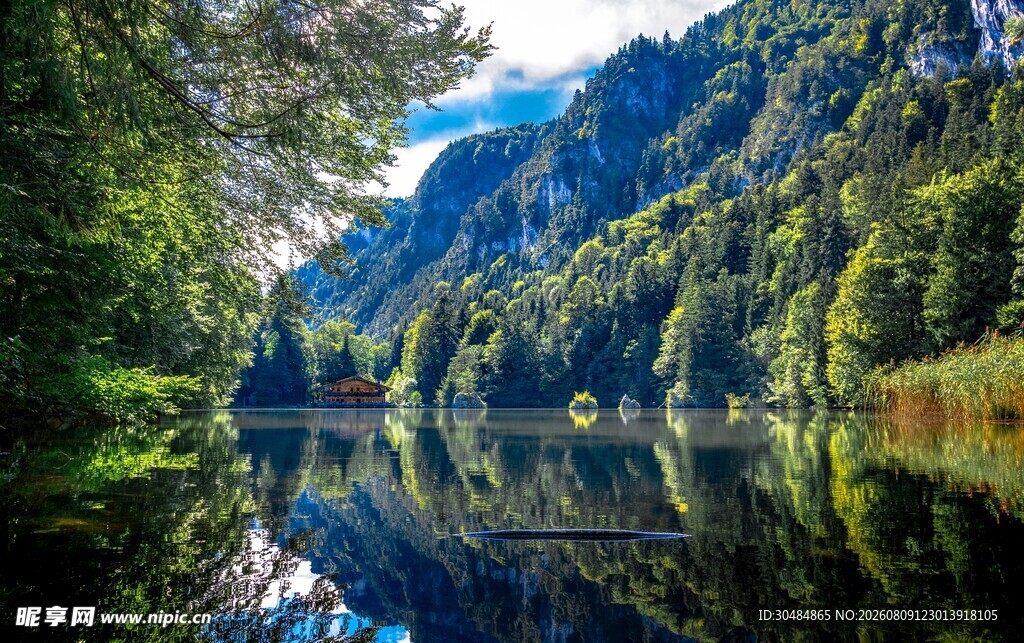 山间静谧湖景