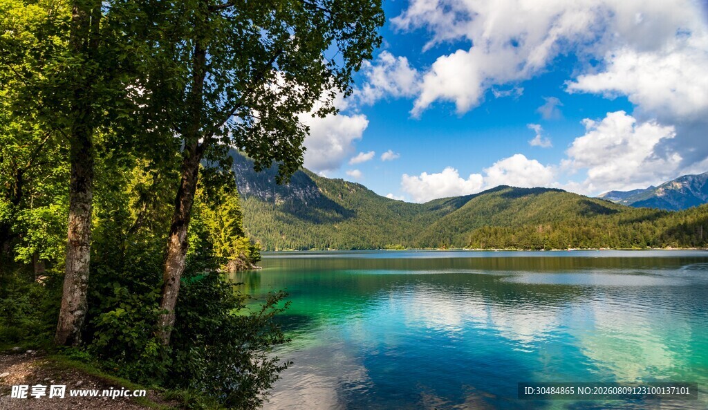 湖畔山林美景