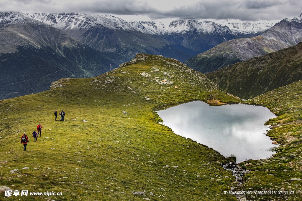 山间湖畔徒步美景