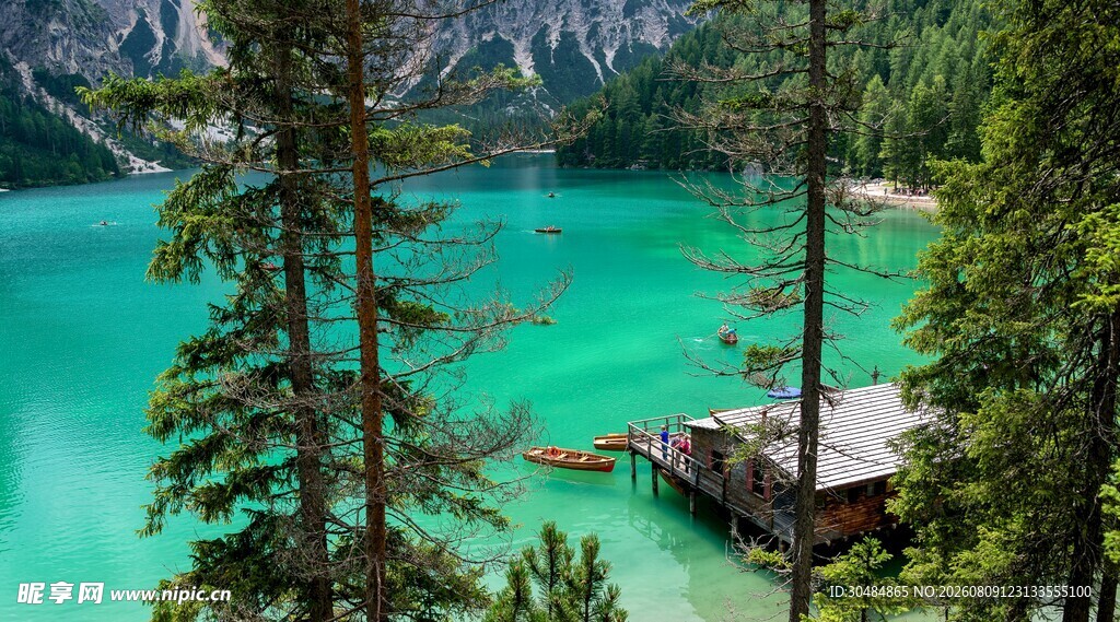 湖畔木屋青山绿水间景致