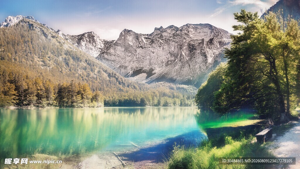 梦幻湖景中的山林风光