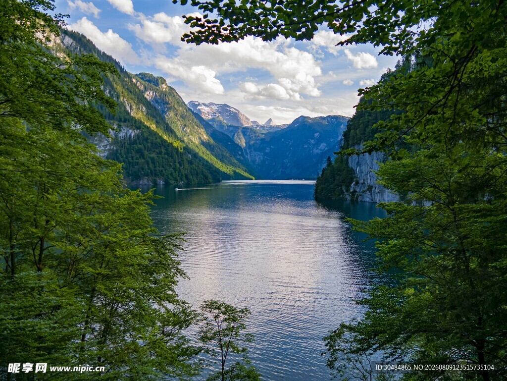湖畔山林美景