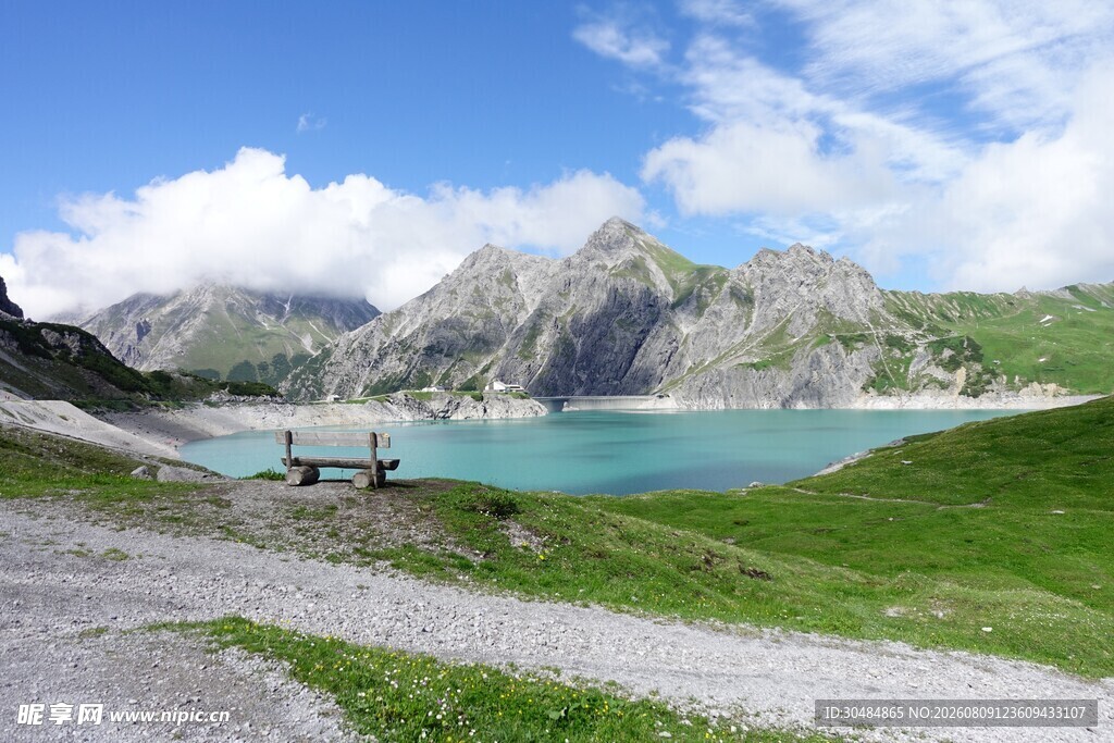 高山湖畔美景