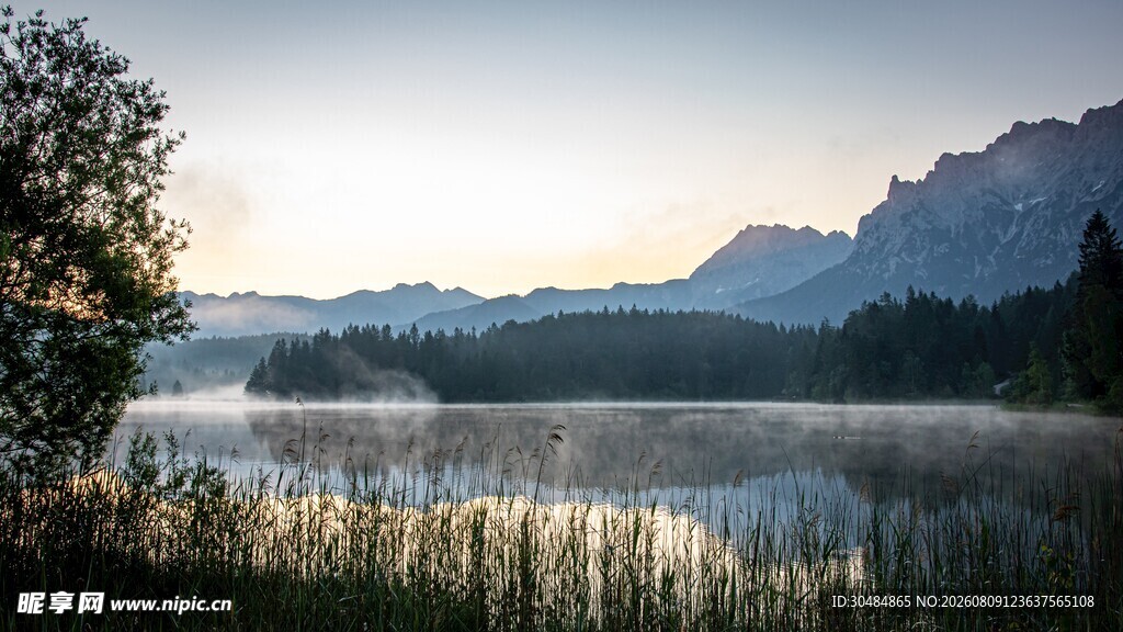湖畔晨曦中的山水美景
