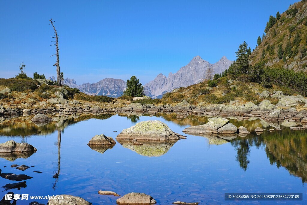 山间静谧湖景