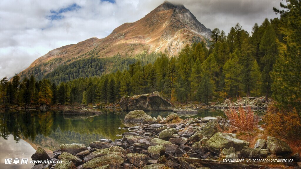 山间湖畔美景