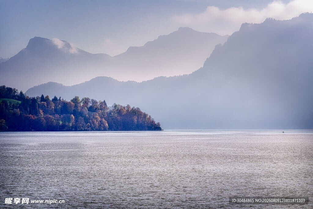 湖畔山景静谧自然风光