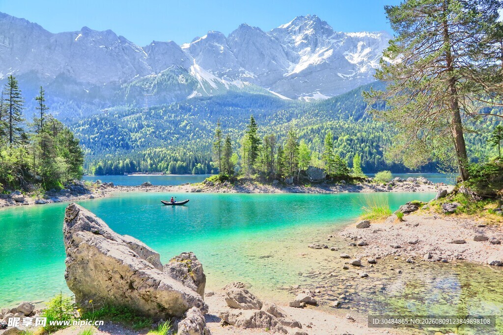 梦幻蓝绿色高山湖泊美景