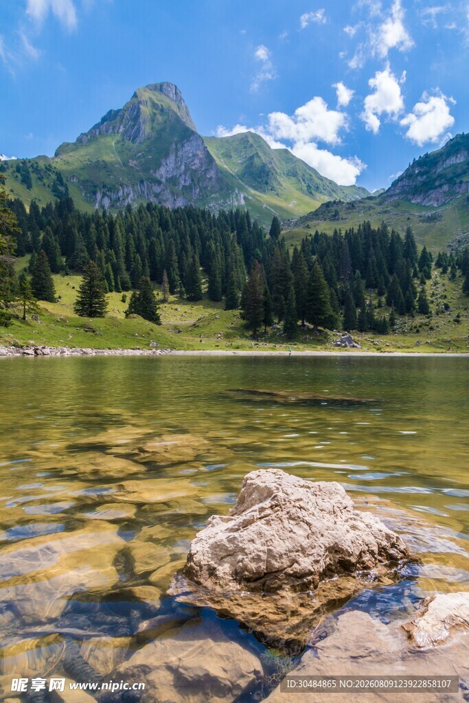 山间清澈湖泊与巨石美景