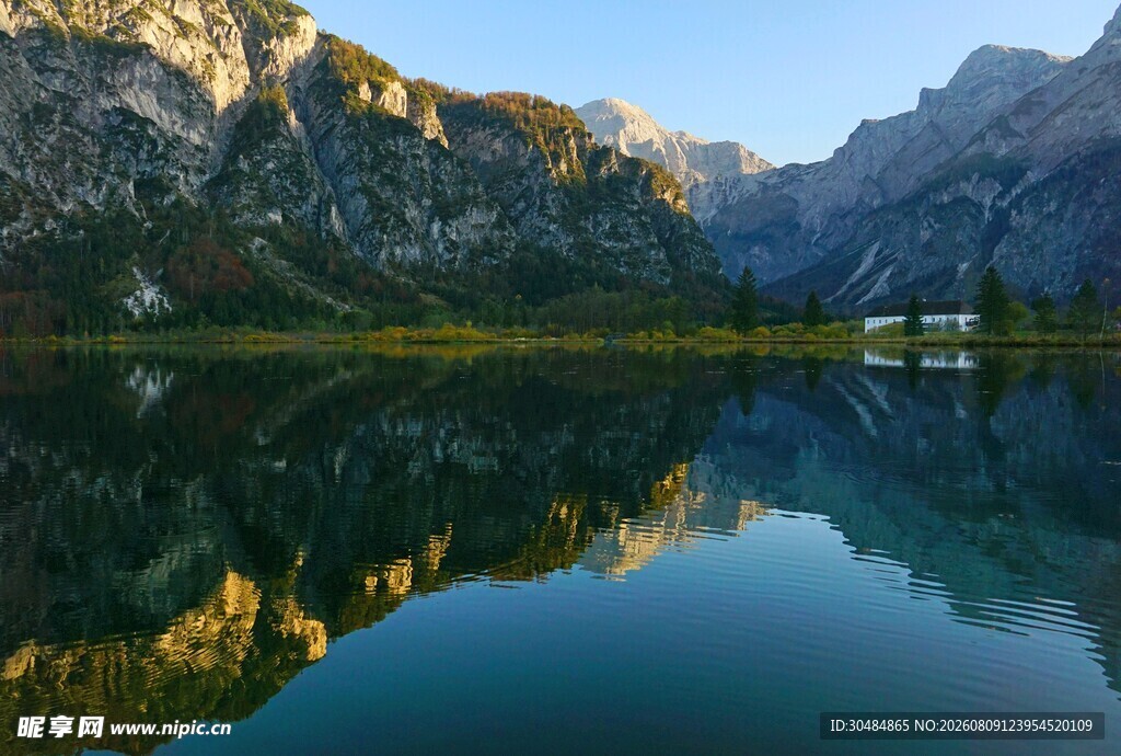 宁静山水间的绝美湖景