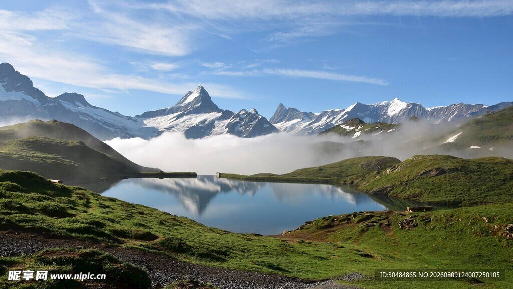 高山湖畔美景