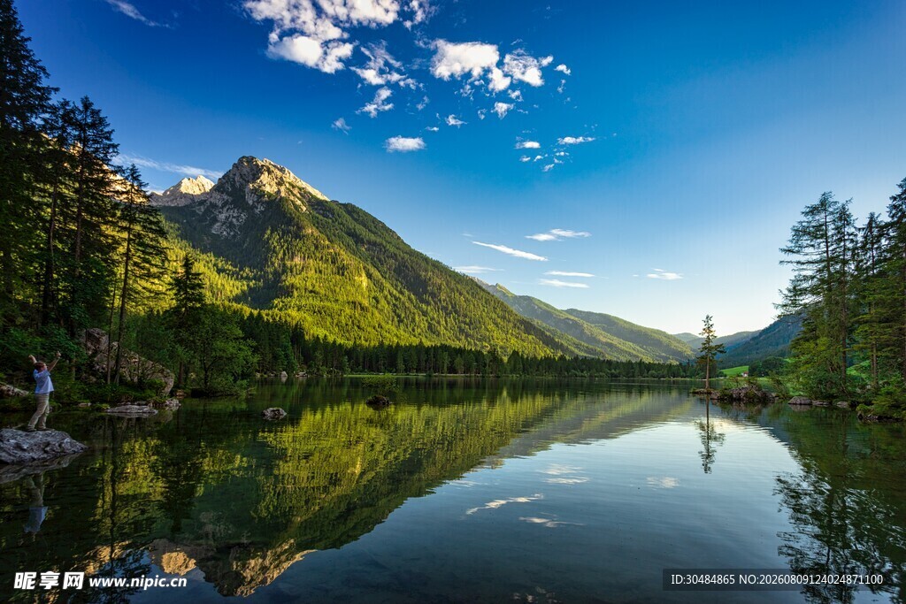 山间静谧湖景