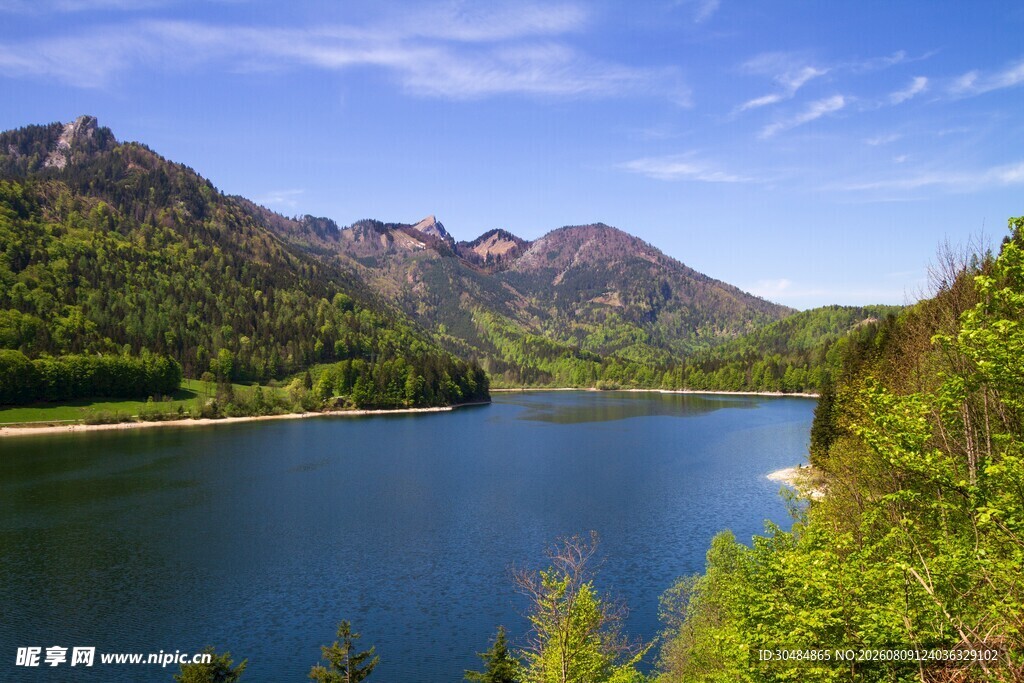 湖畔青山美景如画