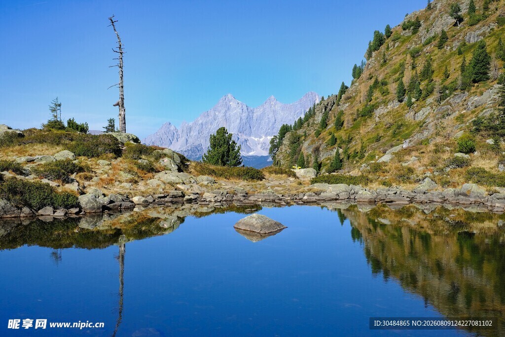 山间静谧湖景秀丽风光