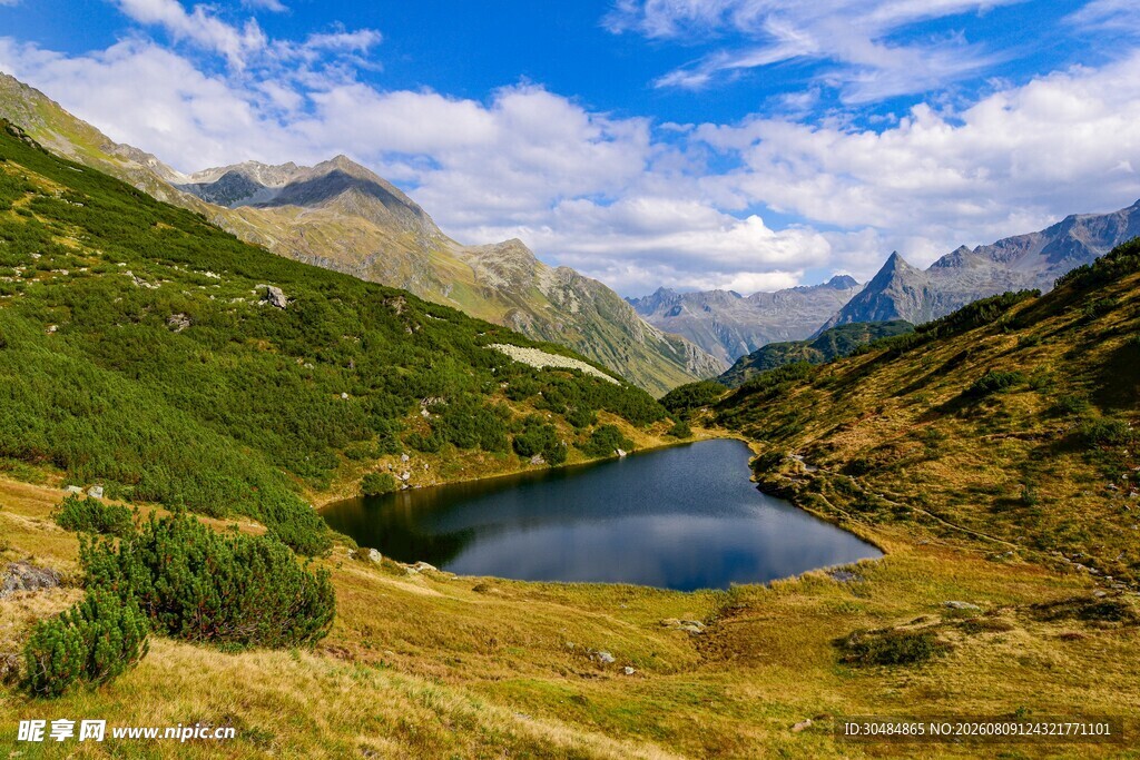 山间湖畔美景