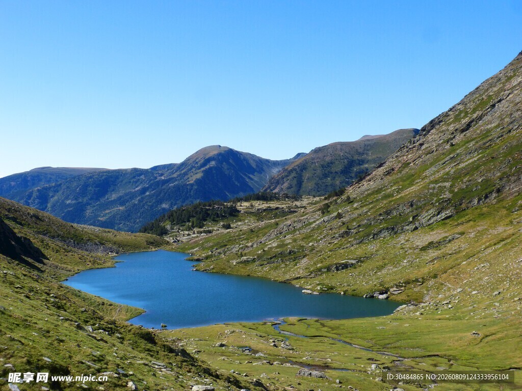 山间蓝湖美景