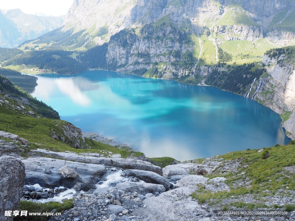 高山间的澄澈蓝湖美景