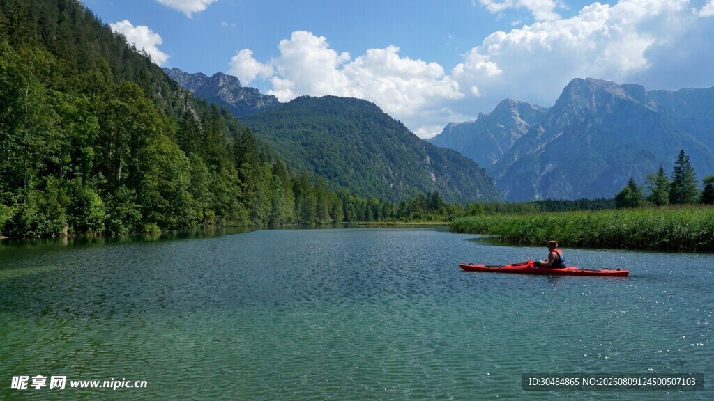 湖上皮划艇的山水美景
