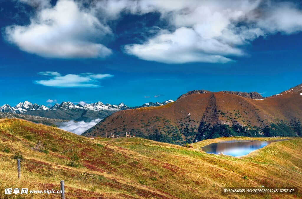 山间美景蓝天草地与湖泊