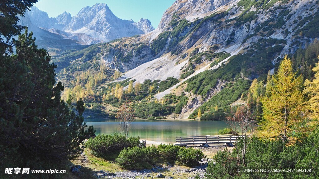 山间湖畔美景