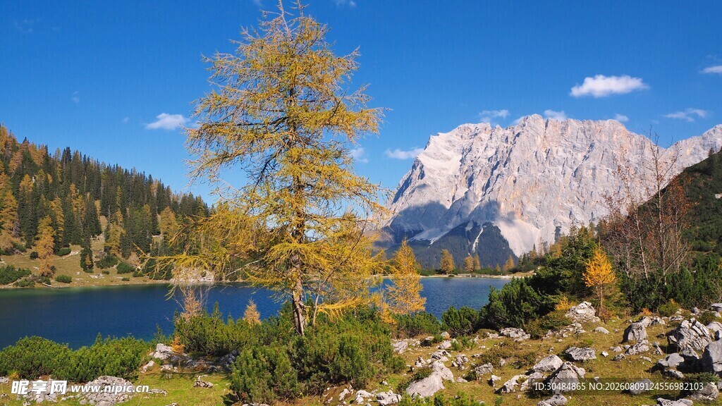 秋日山间湖泊壮丽美景