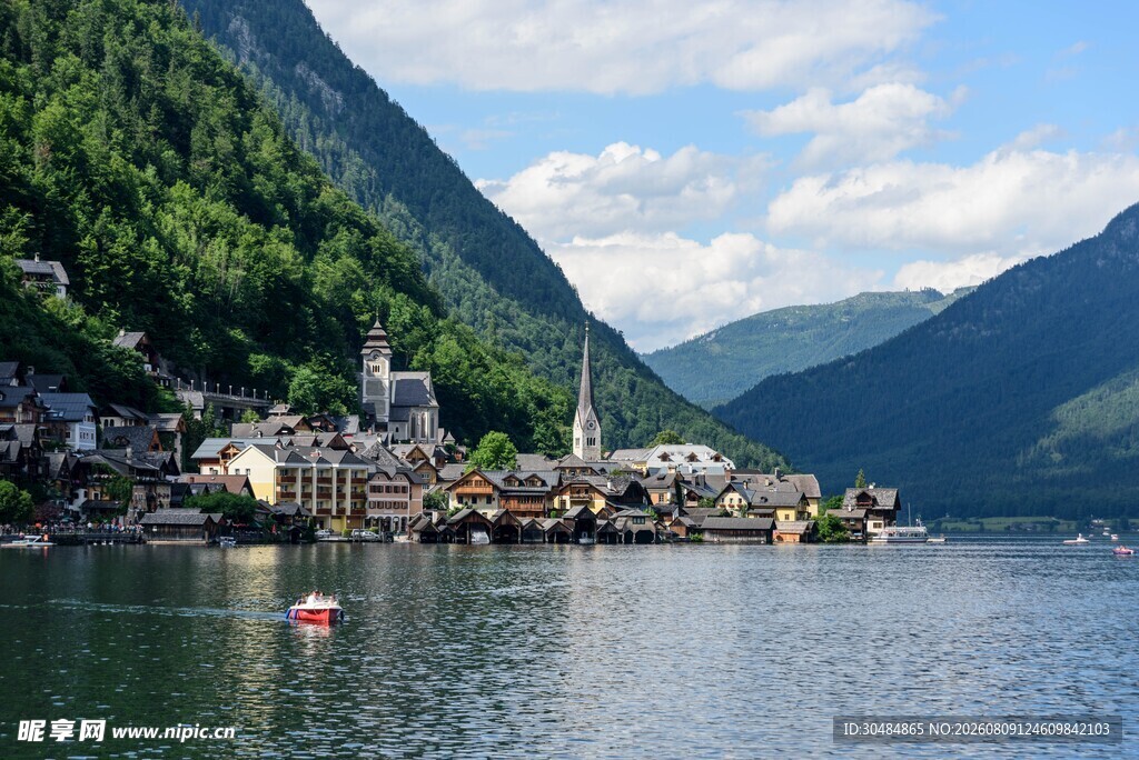湖畔小镇山水相依美景