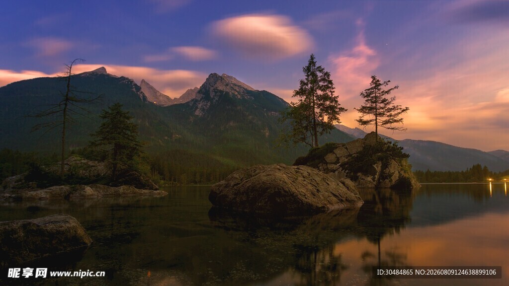 湖畔黄昏山色美景