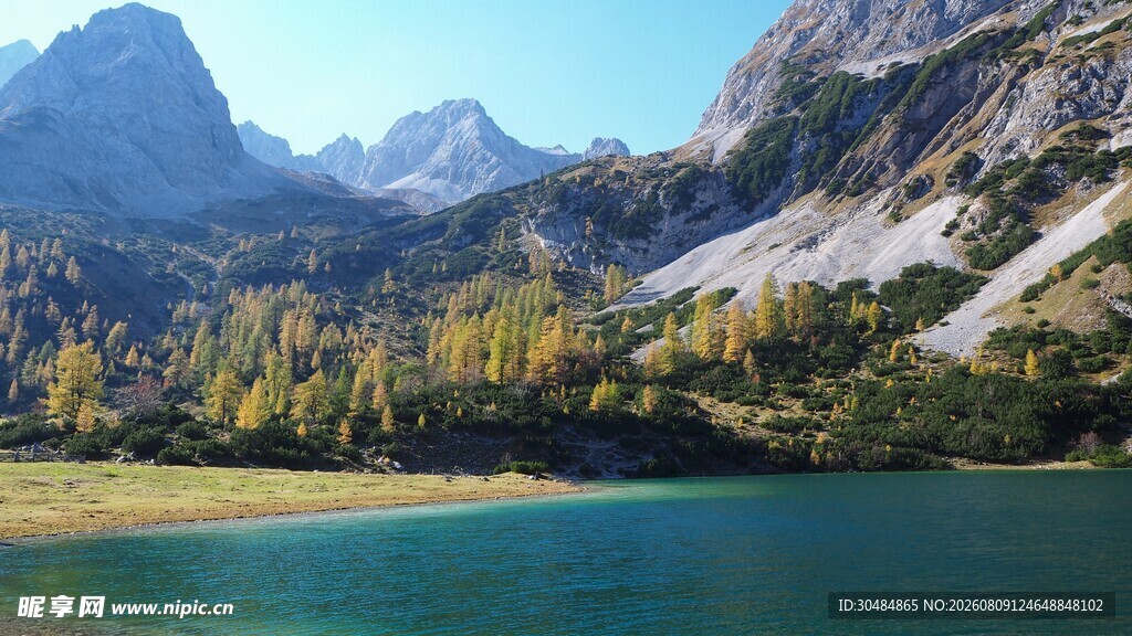 高山湖畔美景