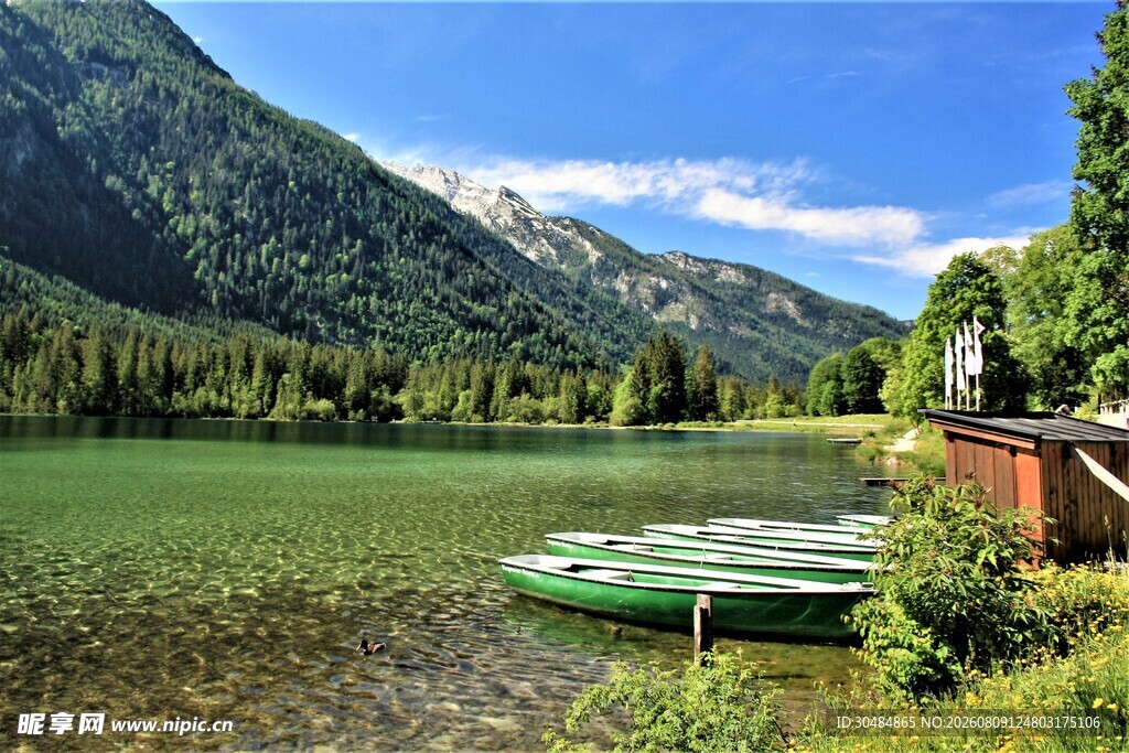 湖畔小船与青山美景